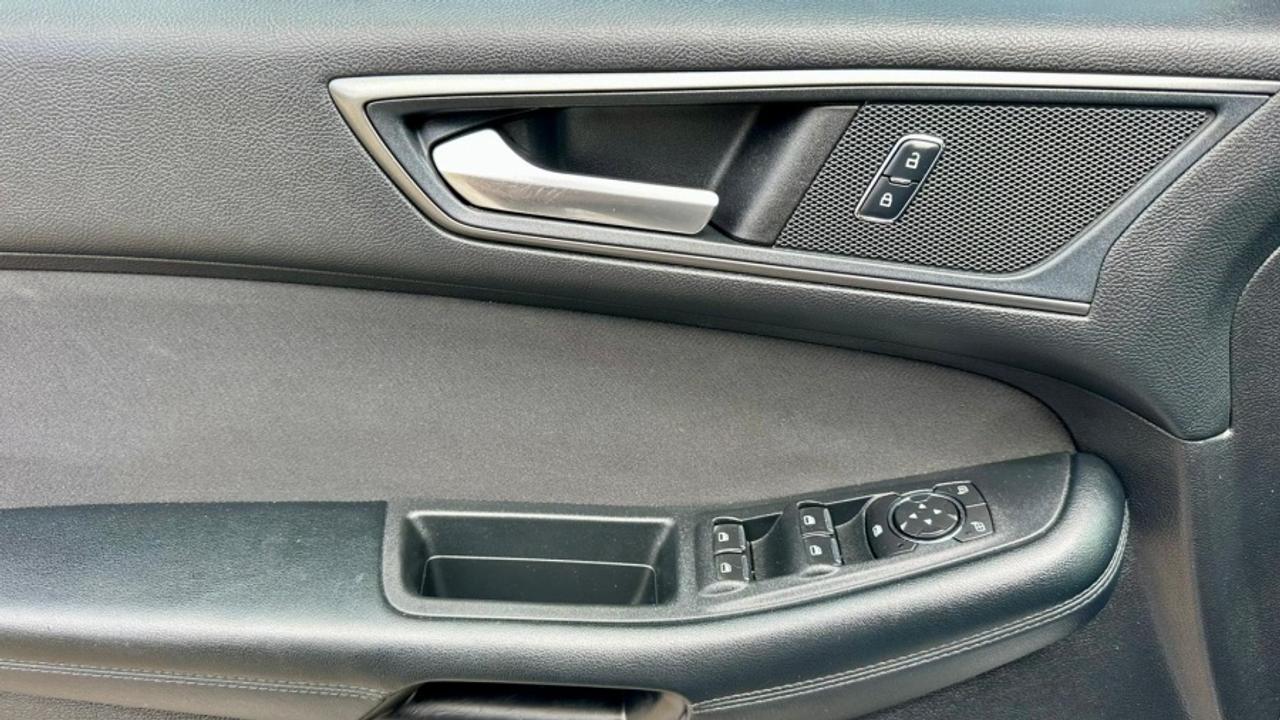 2018 Ford Edge SE Photo