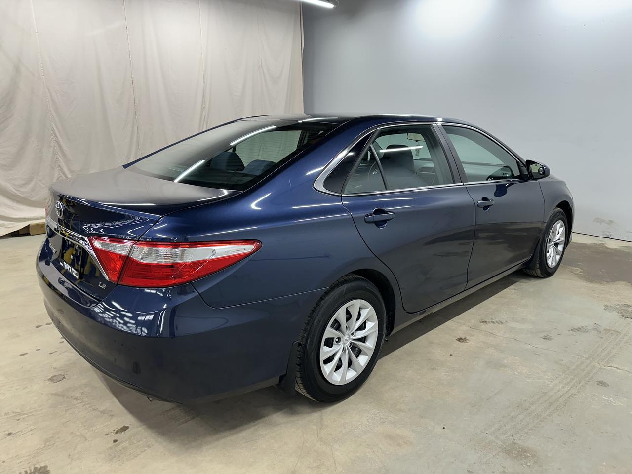 2016 Toyota Camry LE Photo6