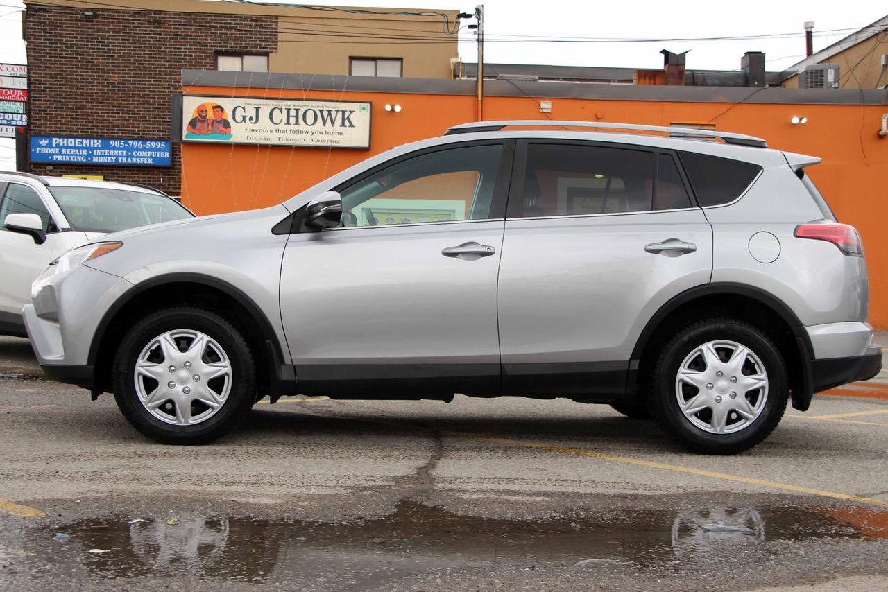 2017 Toyota RAV4 LE Photo3