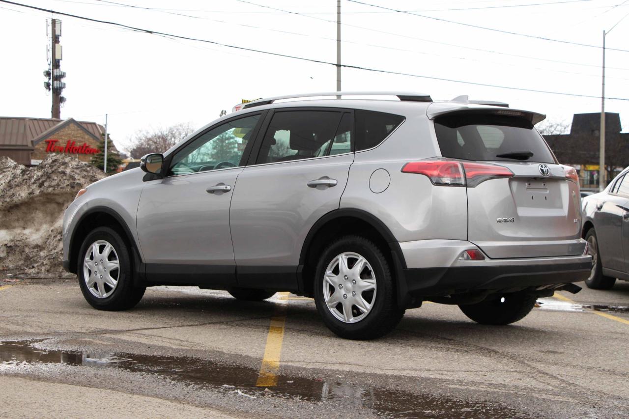 2017 Toyota RAV4 LE Photo4