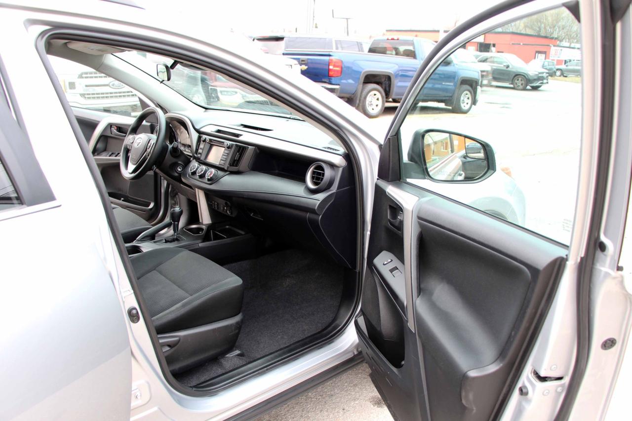 2017 Toyota RAV4 LE Photo