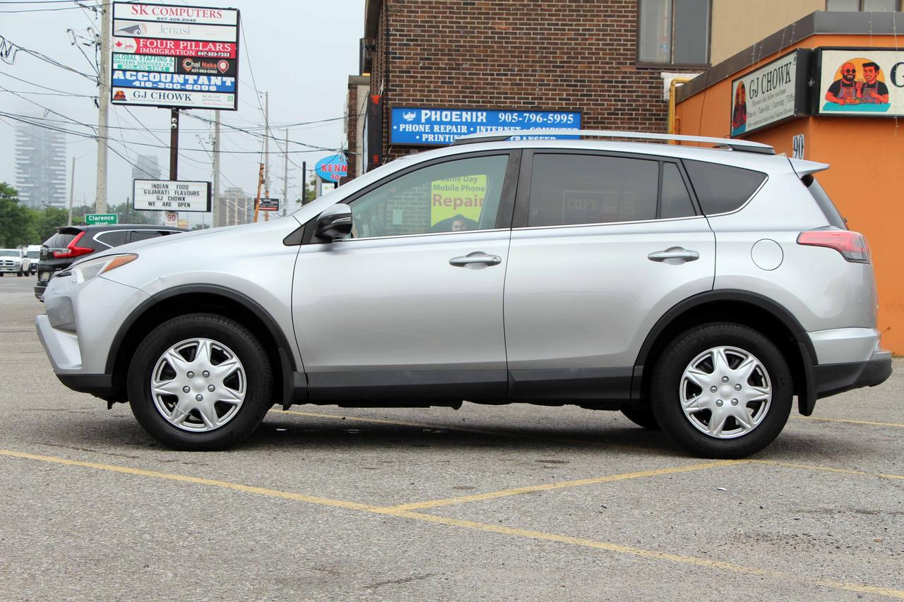 2017 Toyota RAV4 LE Photo3