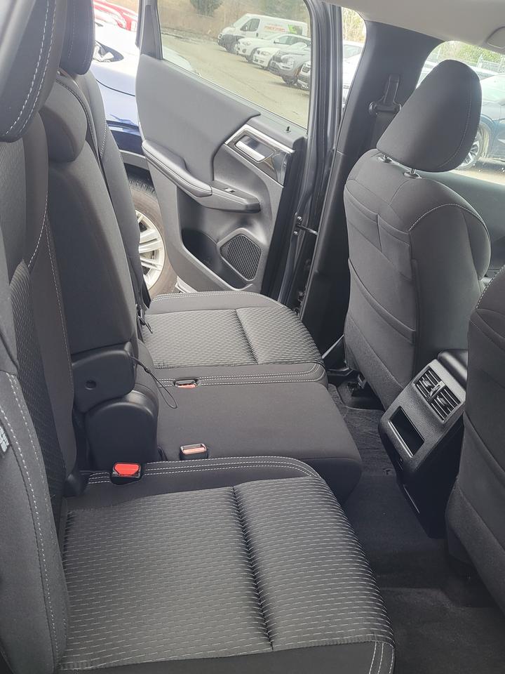 2024 Mitsubishi Outlander ES Photo