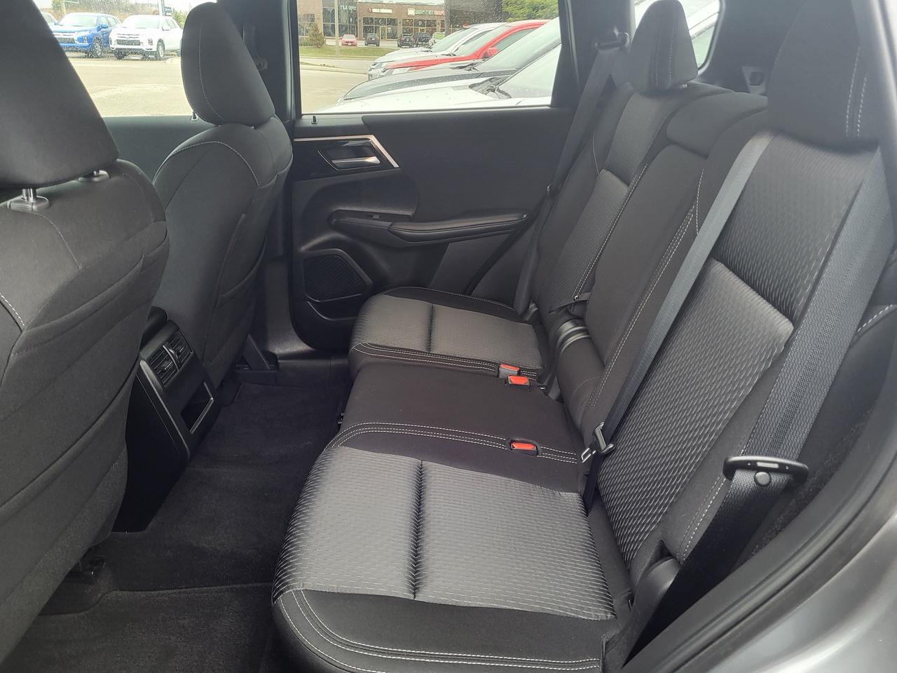 2024 Mitsubishi Outlander ES Photo
