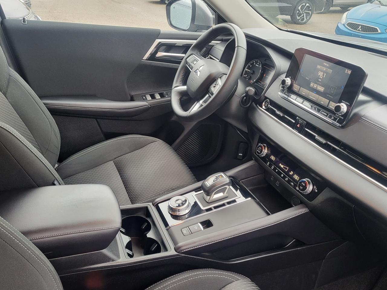 2024 Mitsubishi Outlander ES Photo