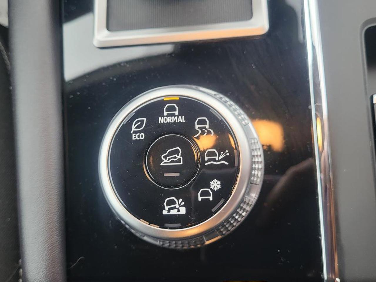 2024 Mitsubishi Outlander ES Photo