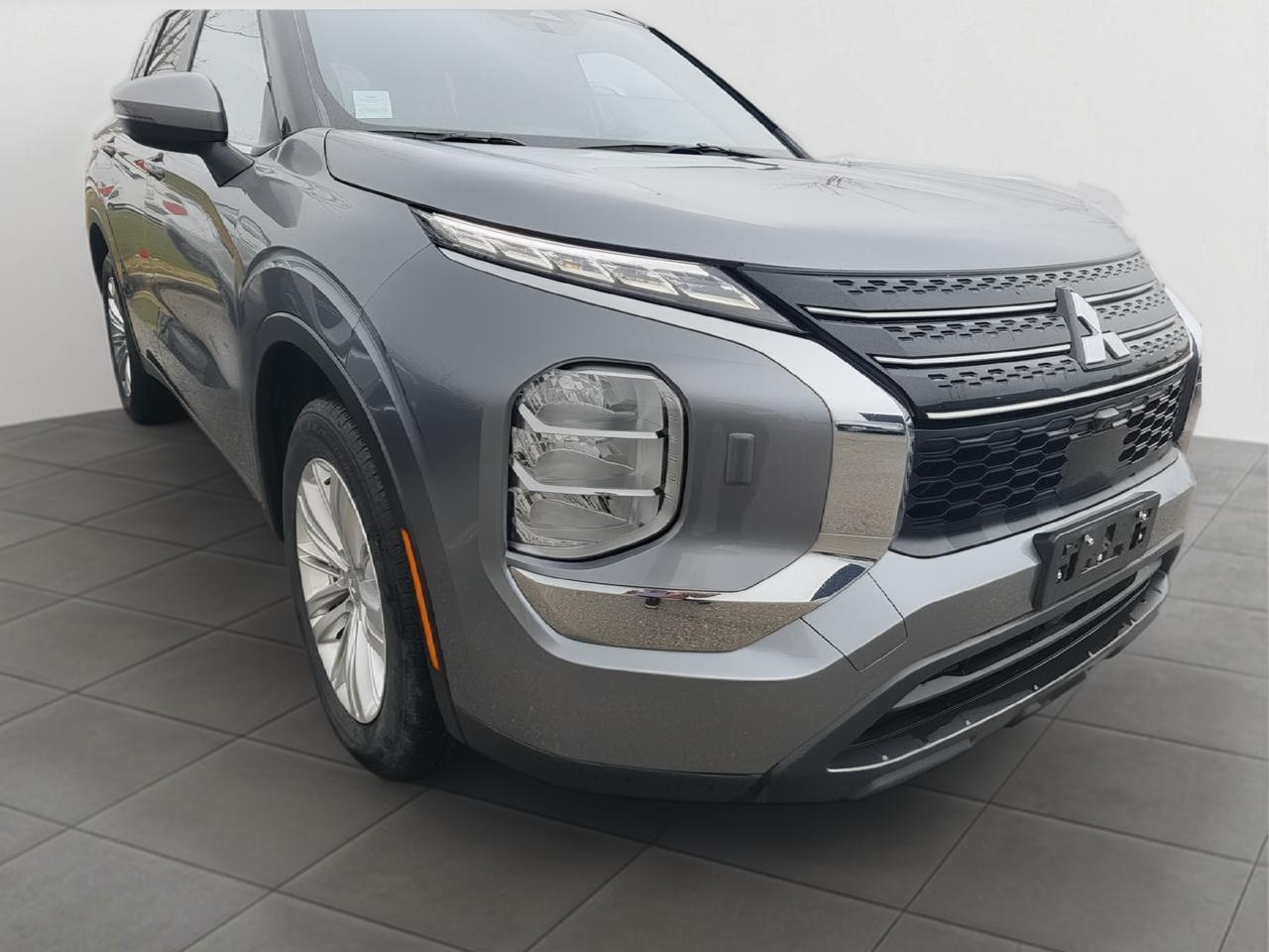 2024 Mitsubishi Outlander ES Photo