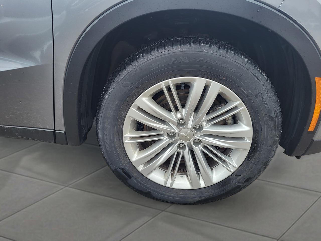 2024 Mitsubishi Outlander ES Photo