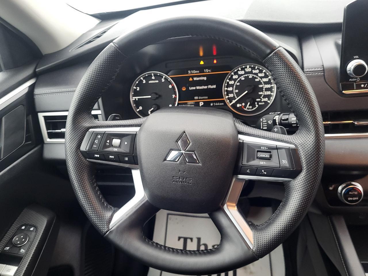 2024 Mitsubishi Outlander ES Photo