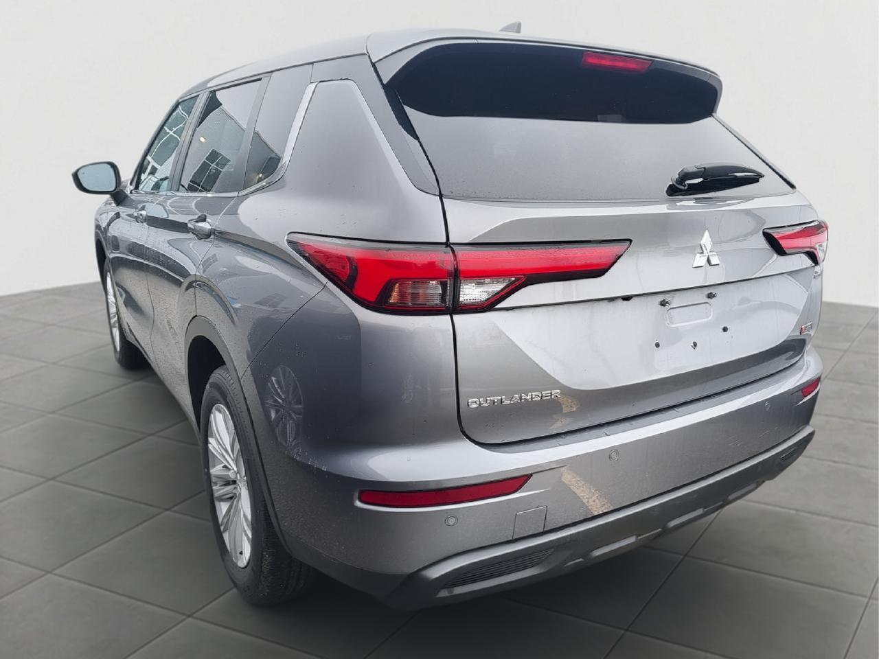 2024 Mitsubishi Outlander ES Photo