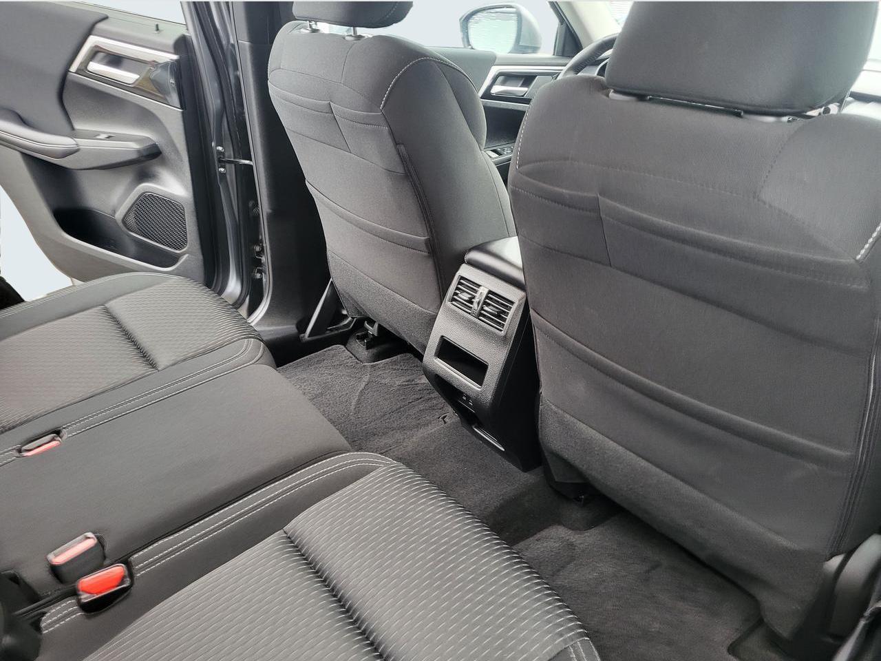 2024 Mitsubishi Outlander ES Photo