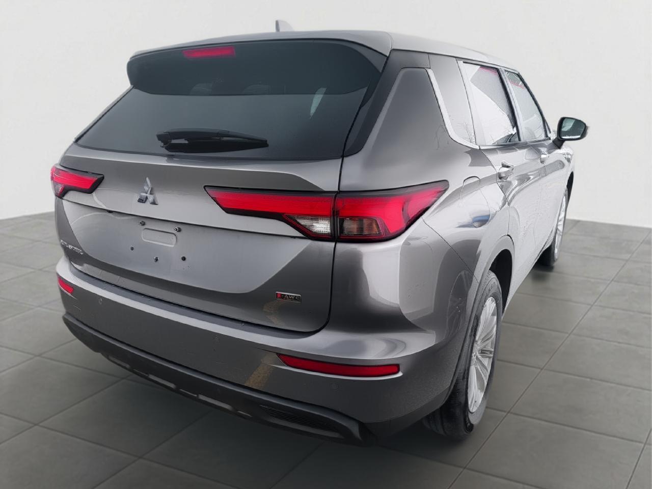 2024 Mitsubishi Outlander ES Photo
