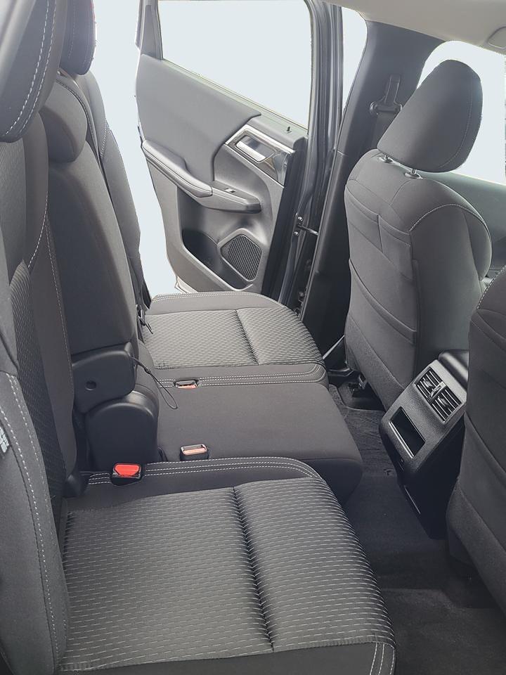 2024 Mitsubishi Outlander ES Photo