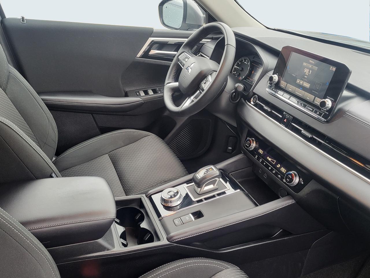 2024 Mitsubishi Outlander ES Photo