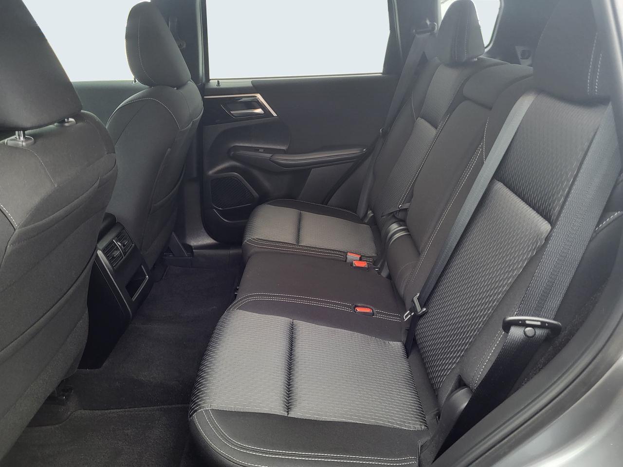 2024 Mitsubishi Outlander ES Photo