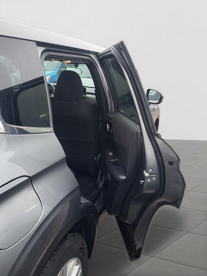 2024 Mitsubishi Outlander ES Photo