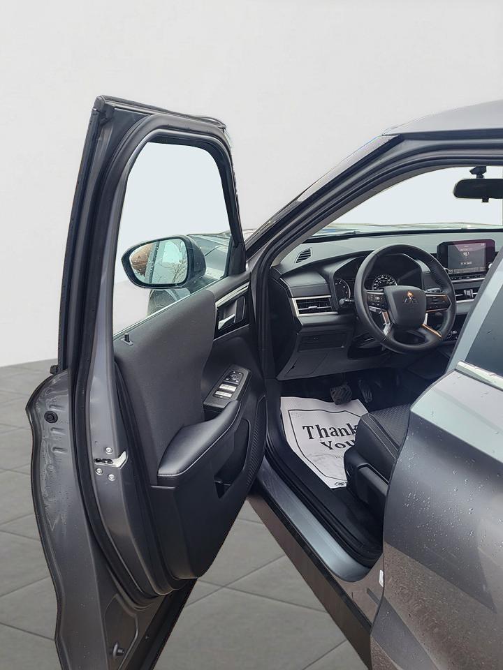 2024 Mitsubishi Outlander ES Photo