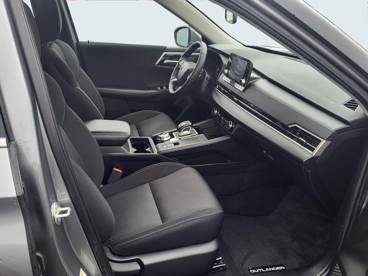 2024 Mitsubishi Outlander ES Photo