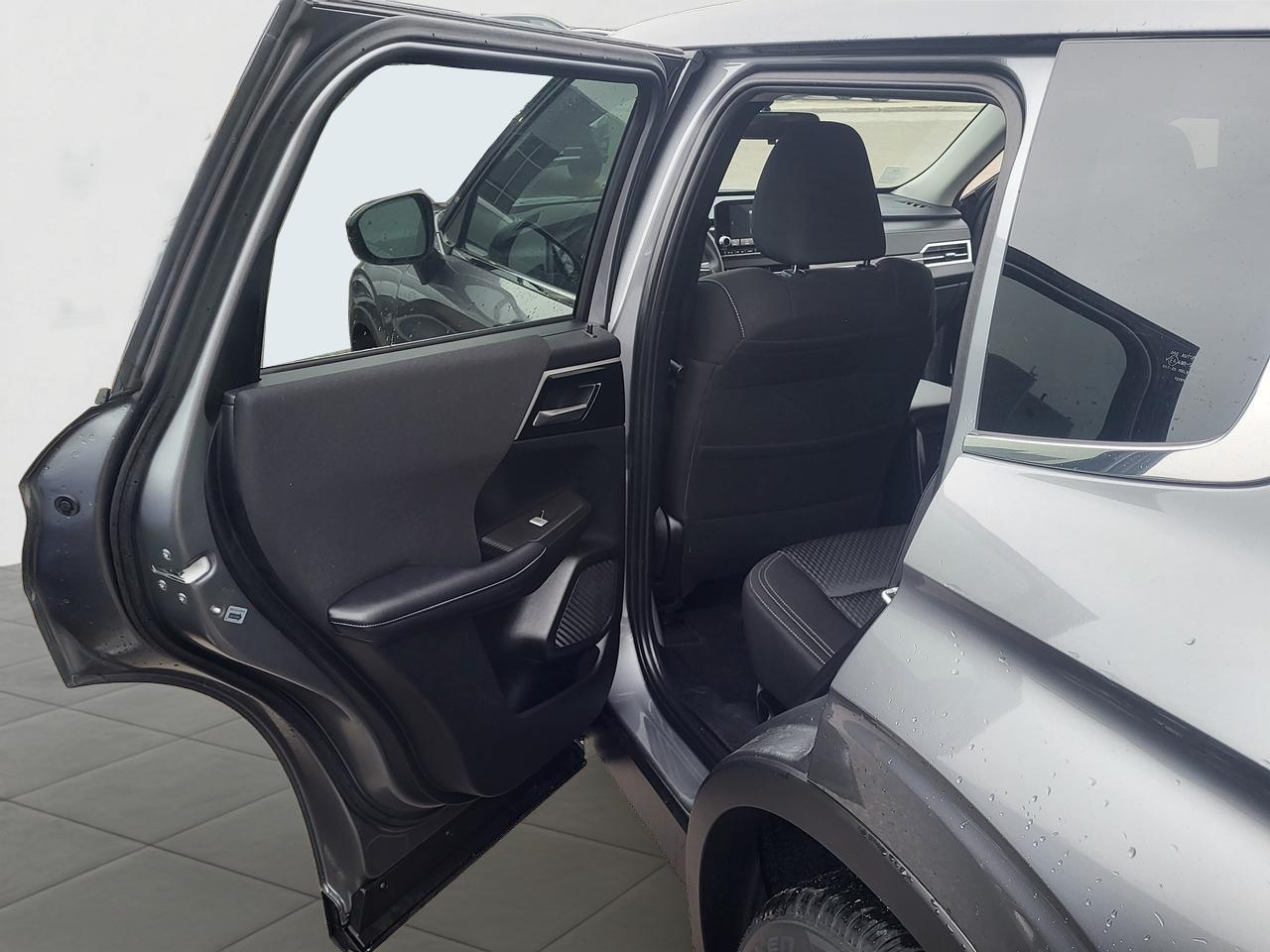 2024 Mitsubishi Outlander ES Photo
