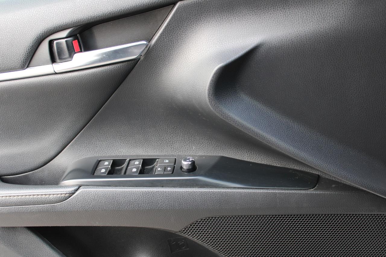 2020 Toyota Camry XLE Photo