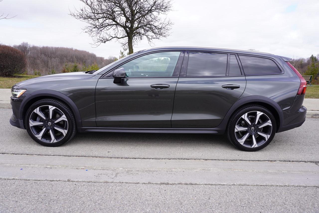 2020 Volvo V60 Cross Country 1 OWNER / NO ACCIDENTS / T5 AWD / STUNNING COMBO Photo