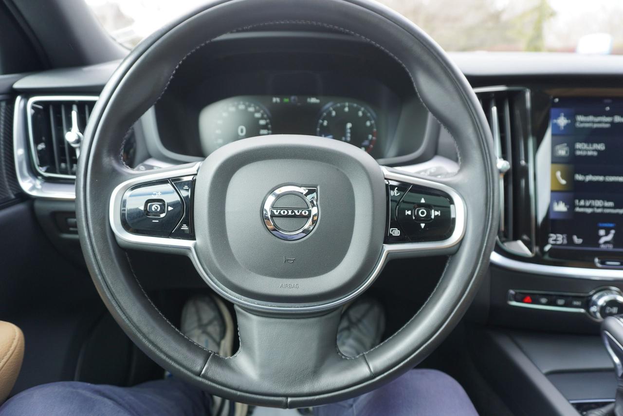 2020 Volvo V60 Cross Country 1 OWNER / NO ACCIDENTS / T5 AWD / STUNNING COMBO Photo