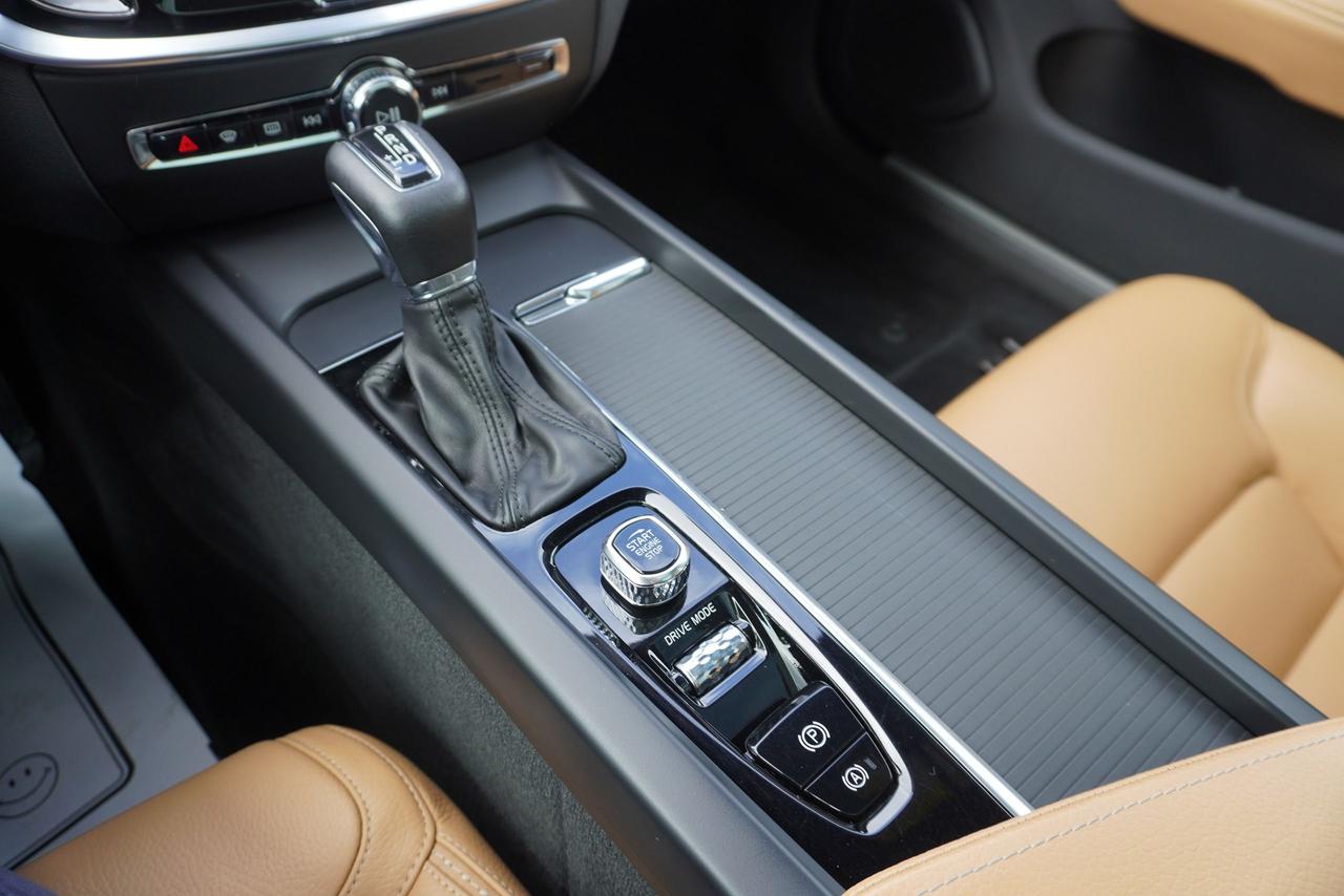 2020 Volvo V60 Cross Country 1 OWNER / NO ACCIDENTS / T5 AWD / STUNNING COMBO Photo