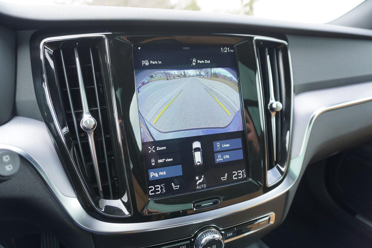 2020 Volvo V60 Cross Country 1 OWNER / NO ACCIDENTS / T5 AWD / STUNNING COMBO Photo