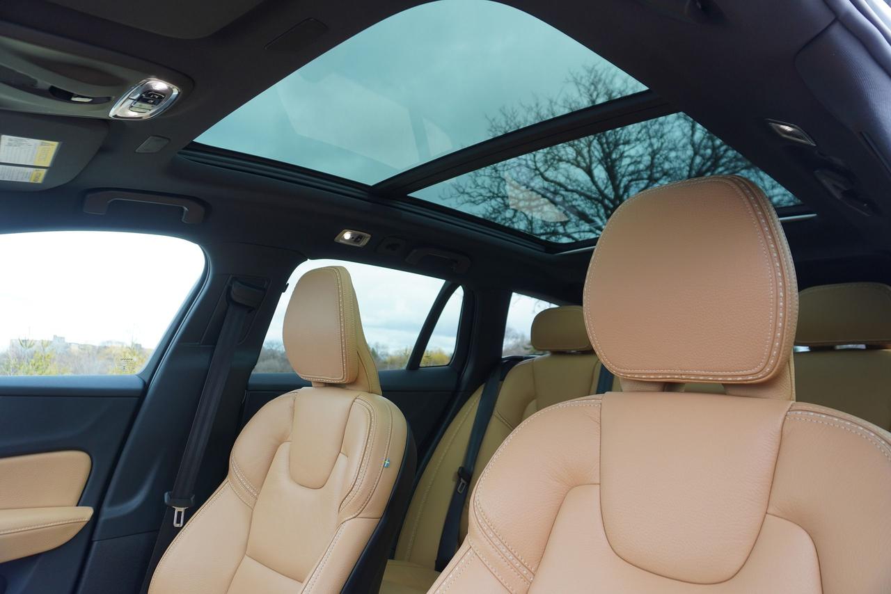 2020 Volvo V60 Cross Country 1 OWNER / NO ACCIDENTS / T5 AWD / STUNNING COMBO Photo