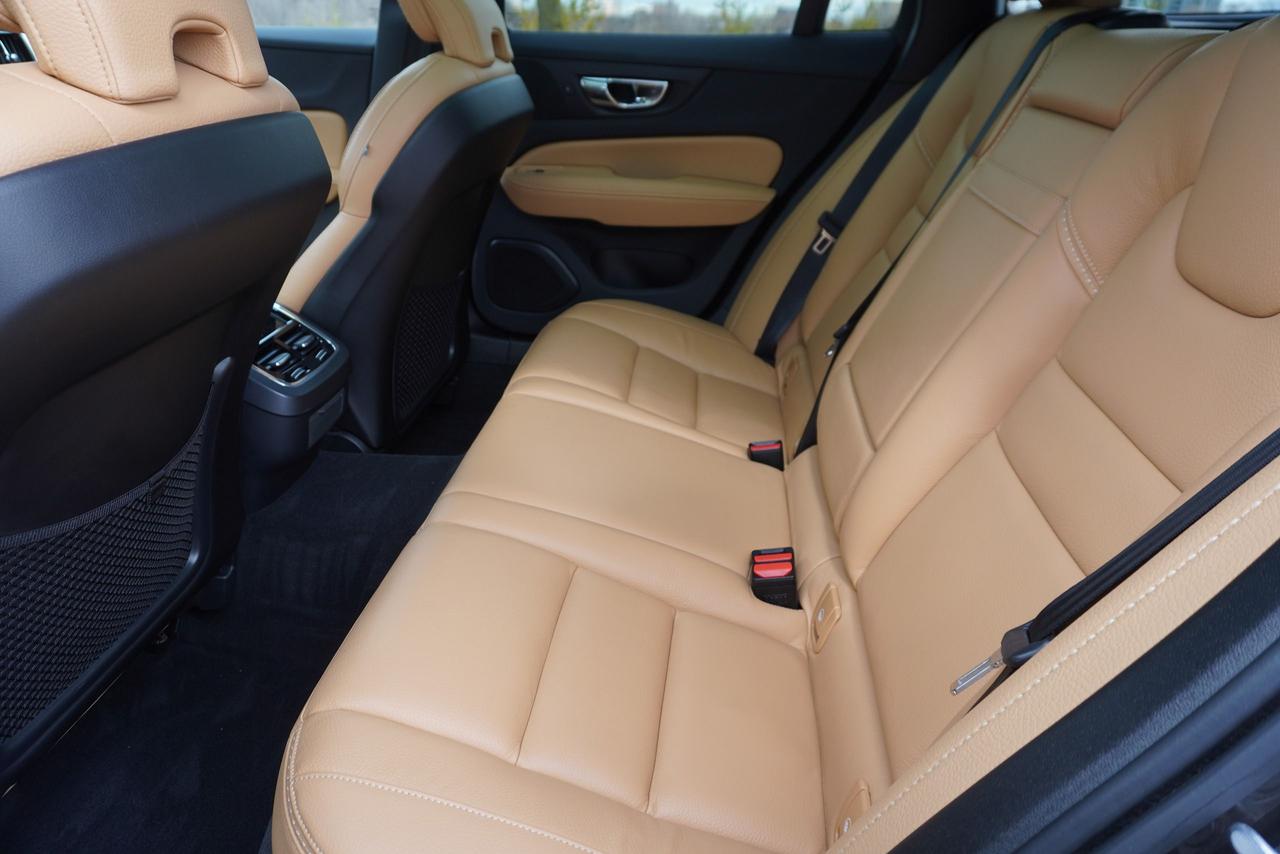 2020 Volvo V60 Cross Country 1 OWNER / NO ACCIDENTS / T5 AWD / STUNNING COMBO Photo