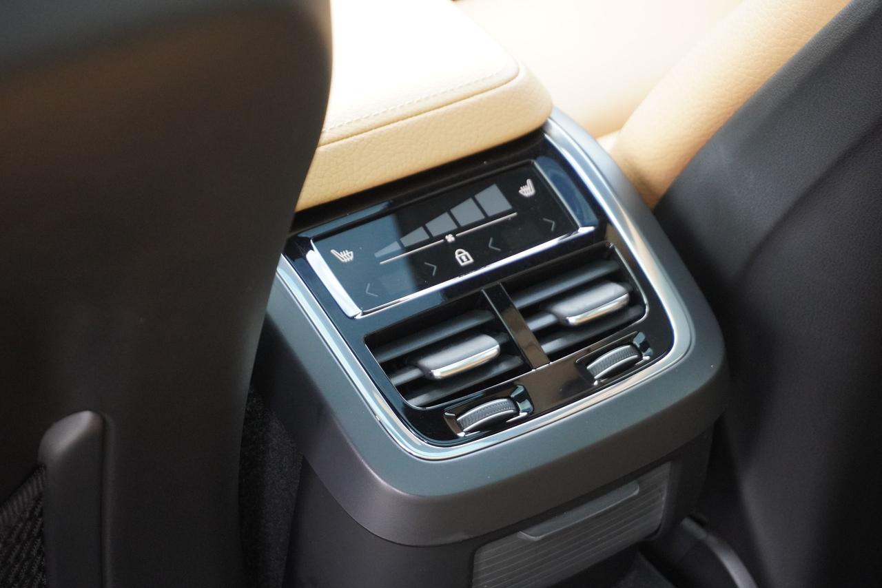 2020 Volvo V60 Cross Country 1 OWNER / NO ACCIDENTS / T5 AWD / STUNNING COMBO Photo