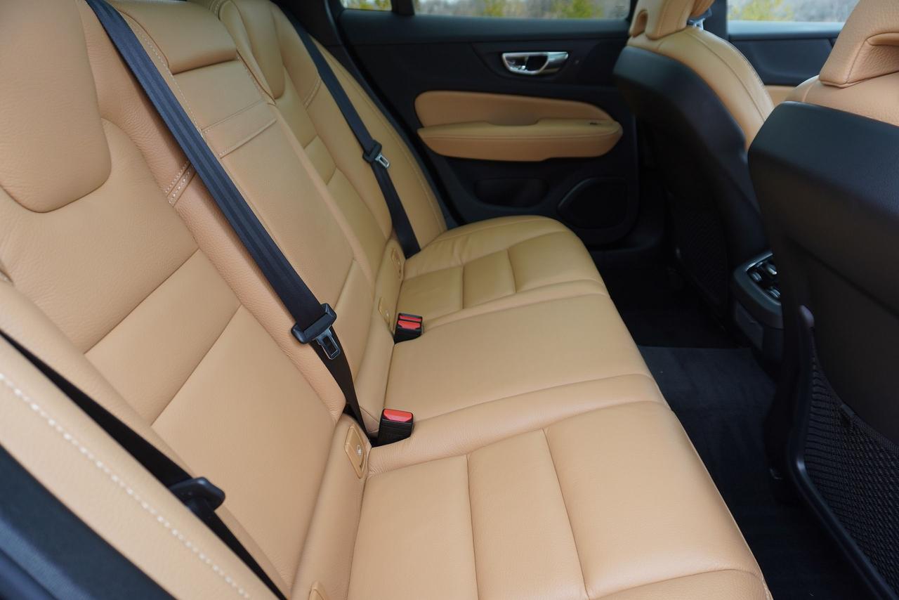 2020 Volvo V60 Cross Country 1 OWNER / NO ACCIDENTS / T5 AWD / STUNNING COMBO Photo