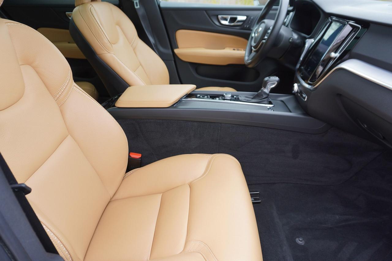 2020 Volvo V60 Cross Country 1 OWNER / NO ACCIDENTS / T5 AWD / STUNNING COMBO Photo