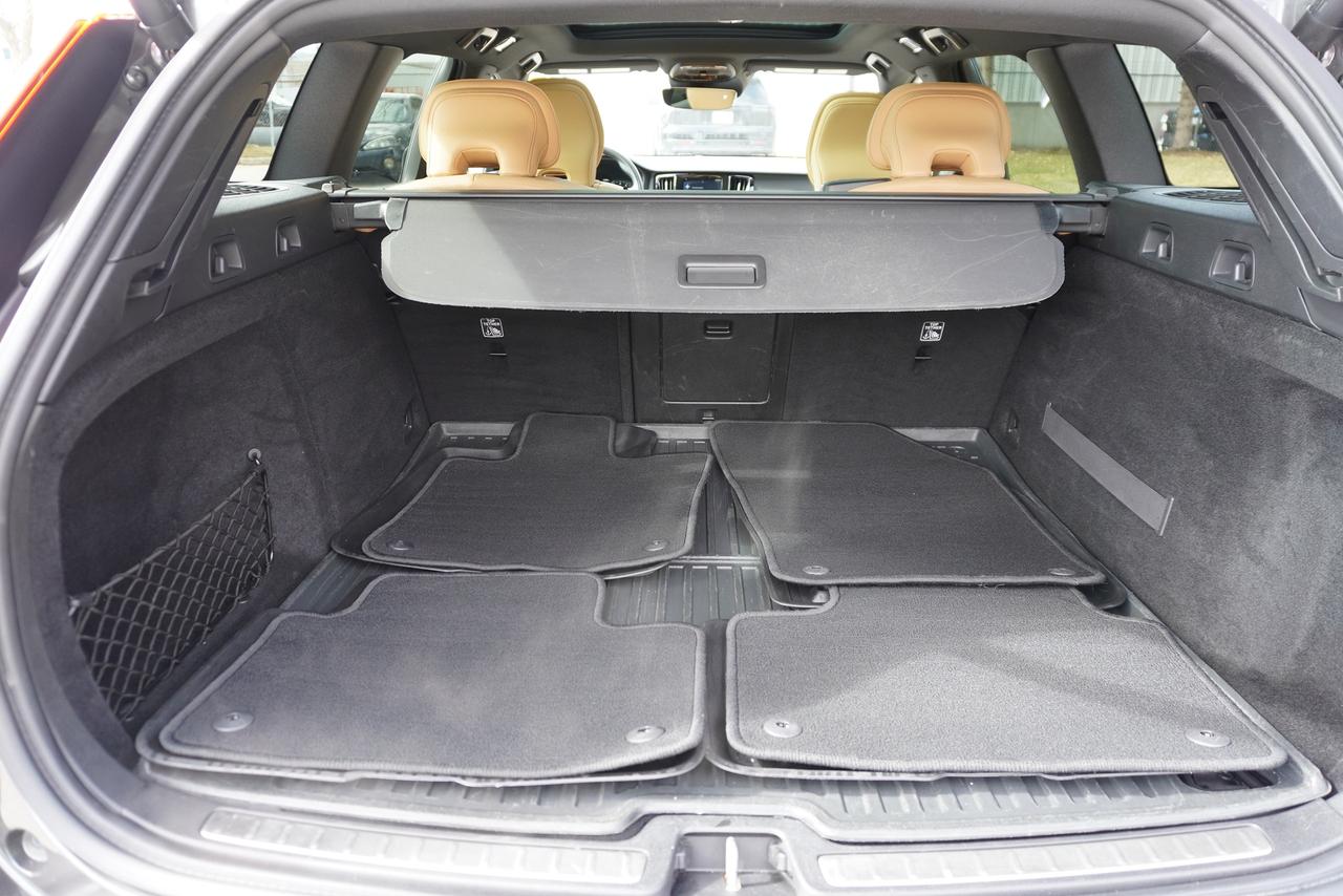 2020 Volvo V60 Cross Country 1 OWNER / NO ACCIDENTS / T5 AWD / STUNNING COMBO Photo