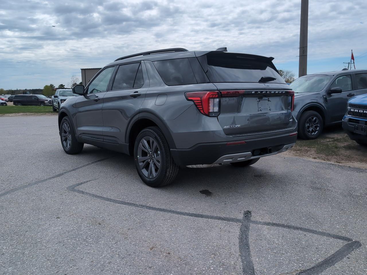 2026 Ford Explorer Active 4WD Photo3