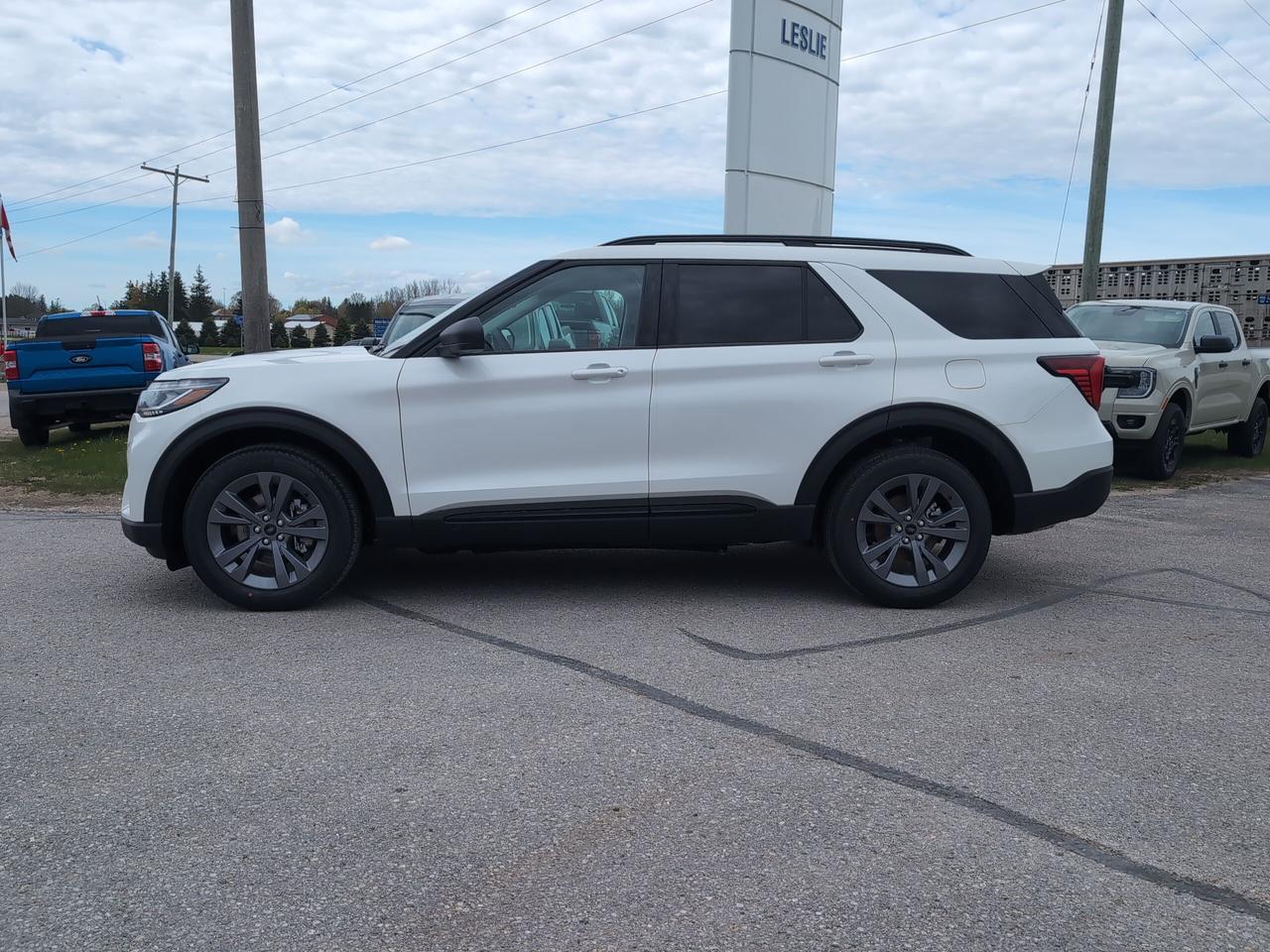 2026 Ford Explorer Active 4WD Photo2