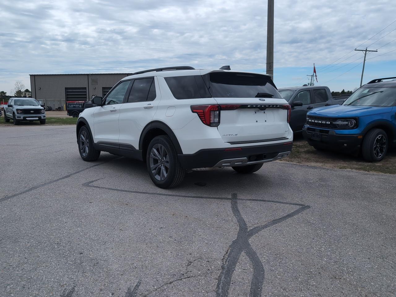 2026 Ford Explorer Active 4WD Photo3