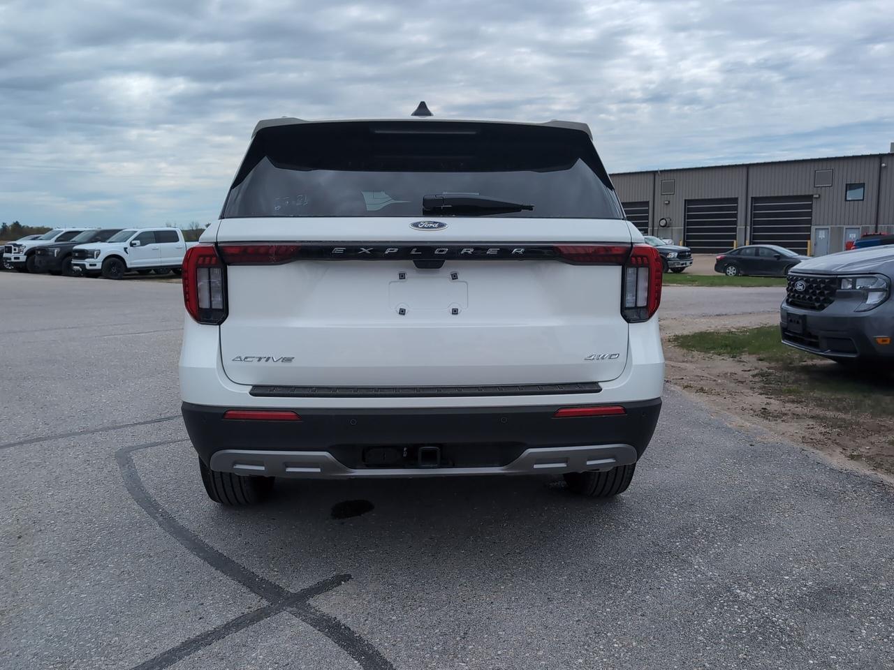 2026 Ford Explorer Active 4WD Photo4