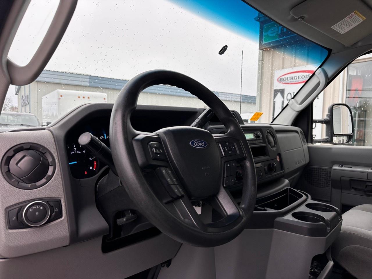 2023 Ford E-Series Cutaway E-450 DRW 176" WB Photo