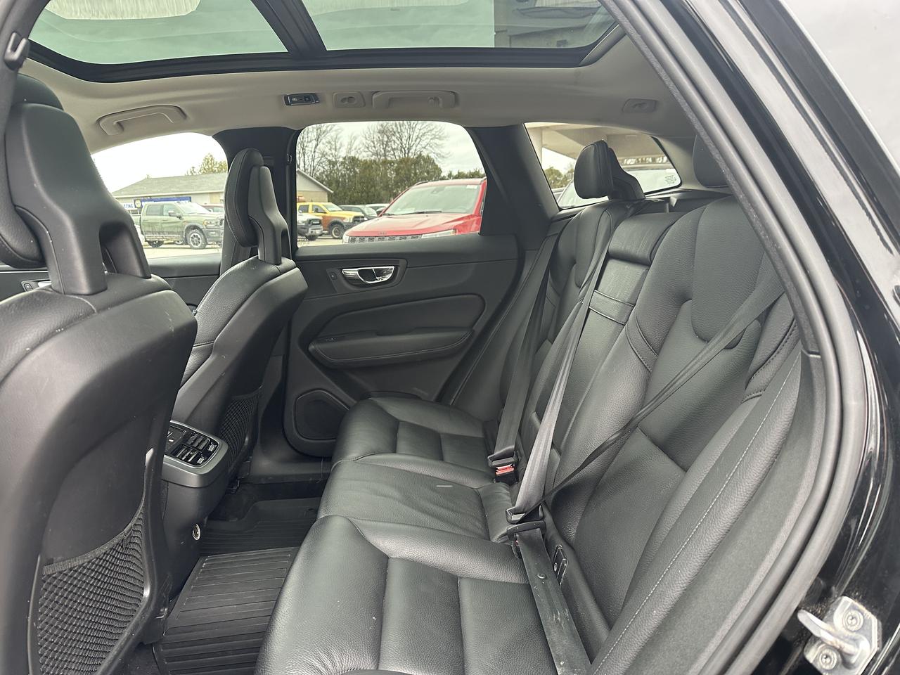 2018 Volvo XC60 Momentum Photo