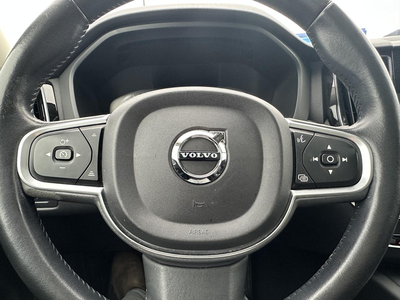 2018 Volvo XC60 Momentum Photo