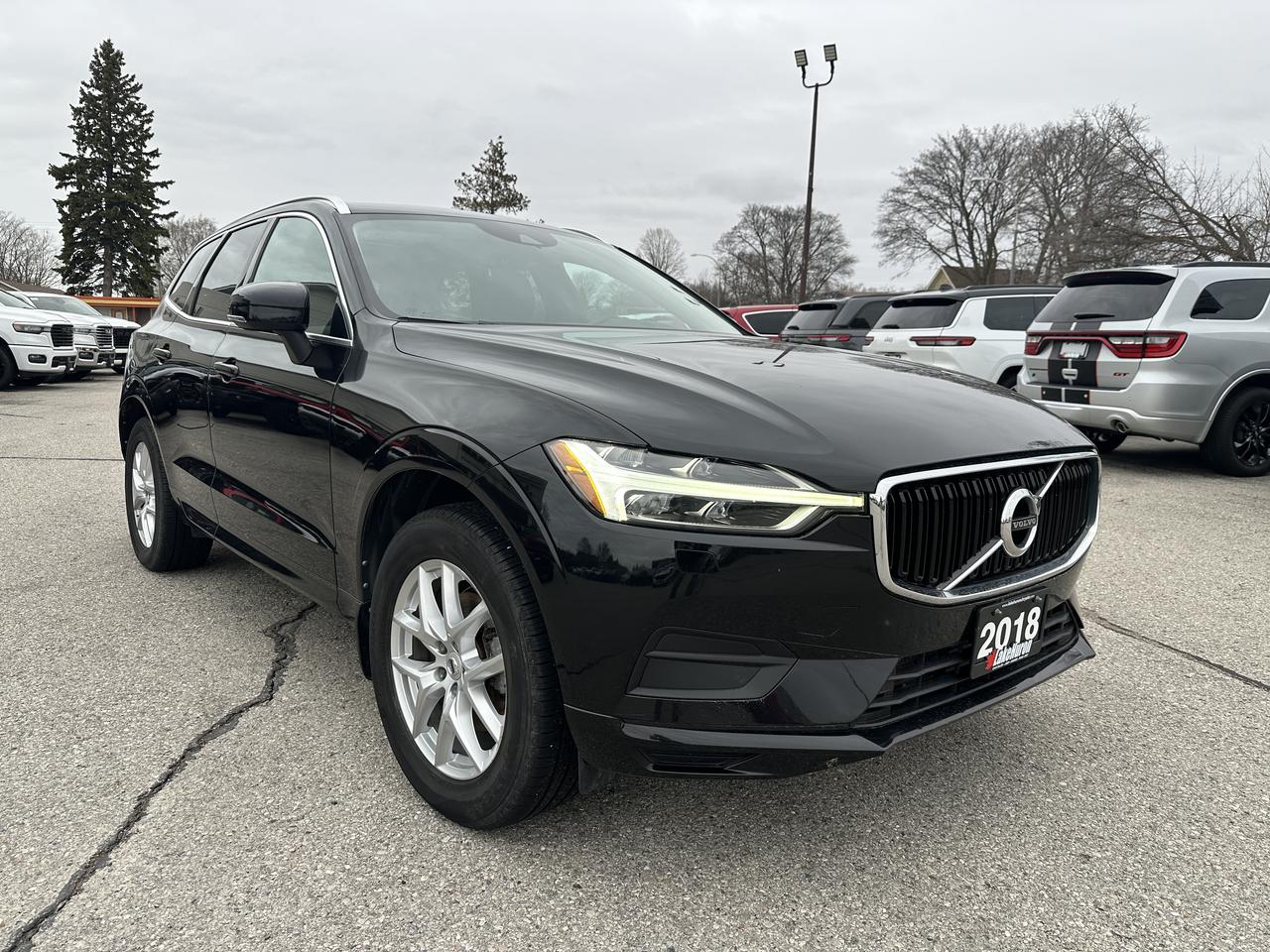 2018 Volvo XC60 Momentum Photo0