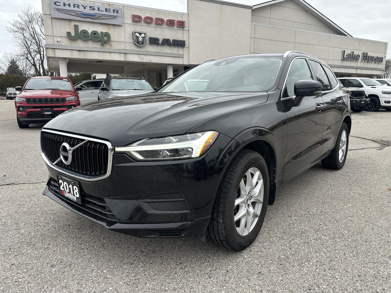 2018 Volvo XC60 Momentum Photo2