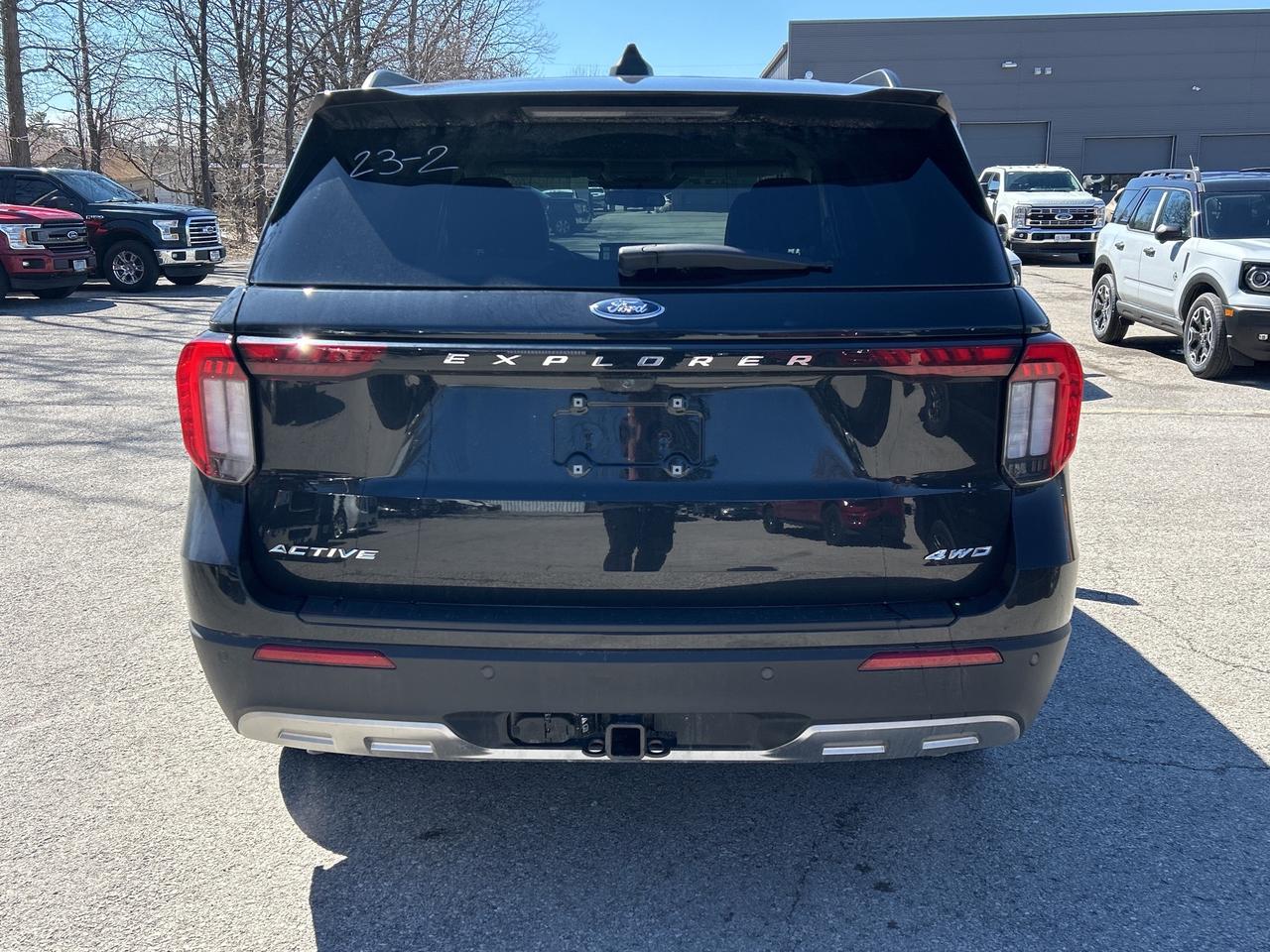 2026 Ford Explorer Active w/200A Pkg 4WD Photo3