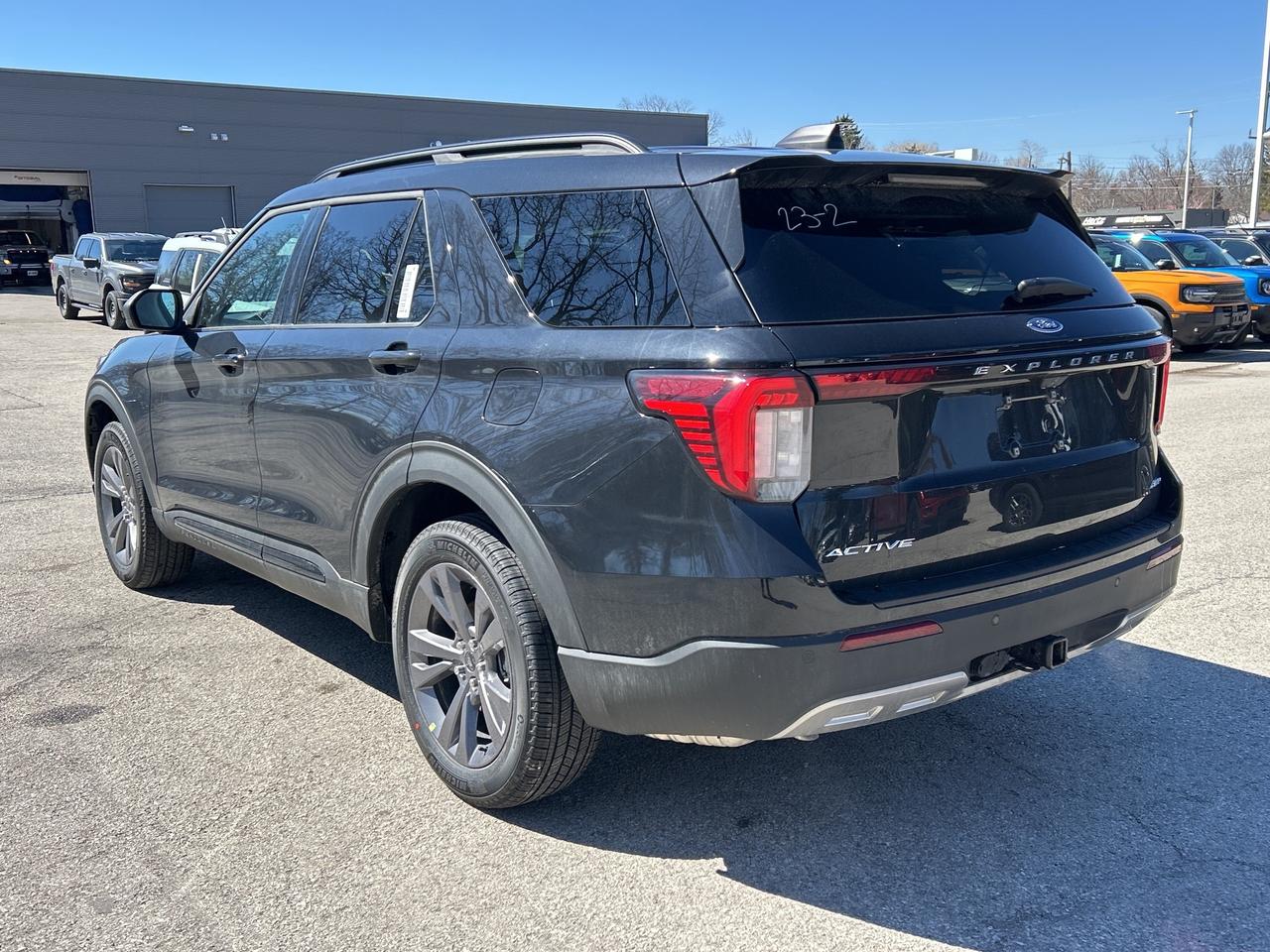 2026 Ford Explorer Active w/200A Pkg 4WD Photo2