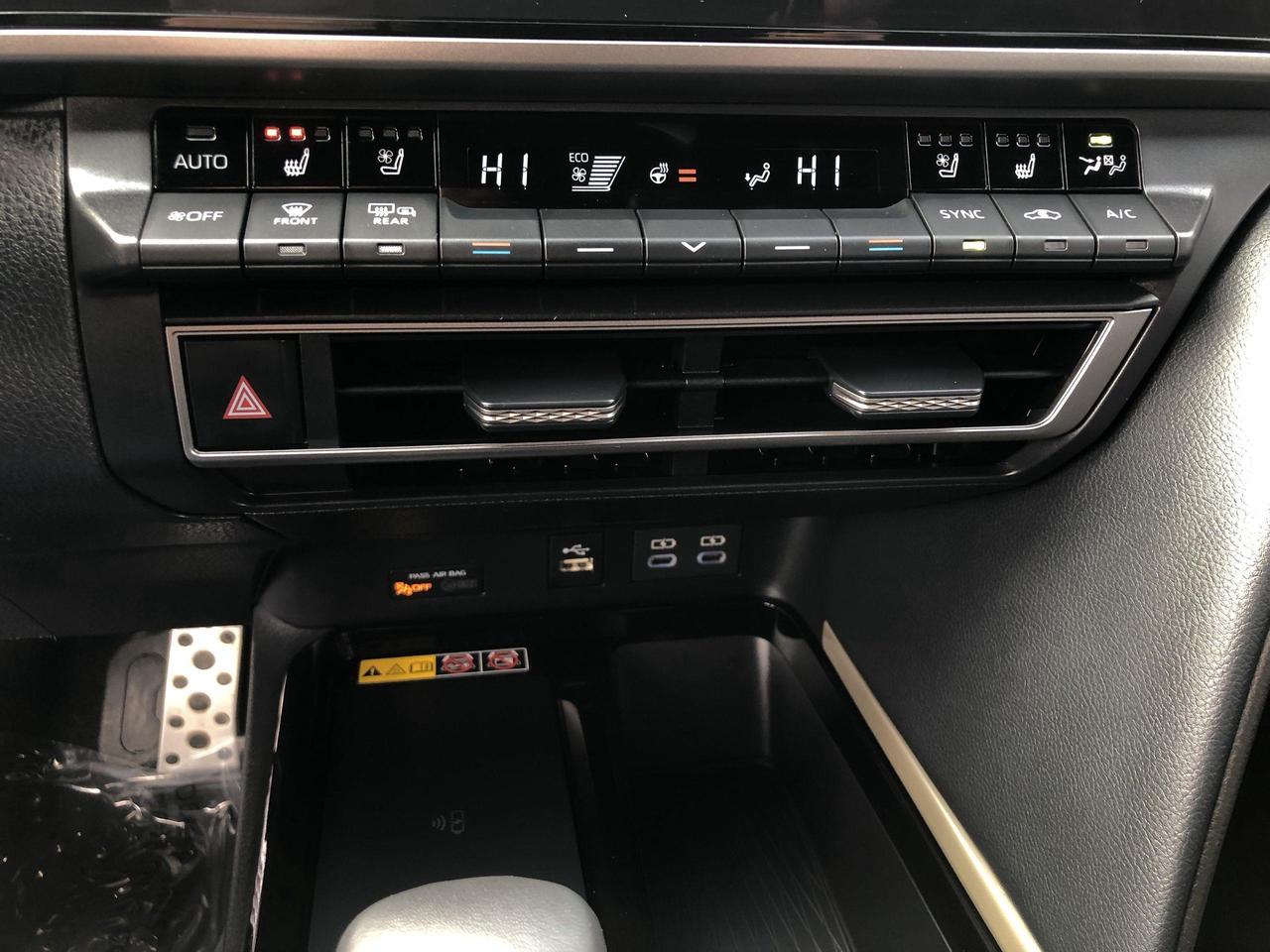 2026 Toyota Camry XSE AWD HYBRID!!  LEATHER, PANO.ROOF, NAVI, HUDS, Photo