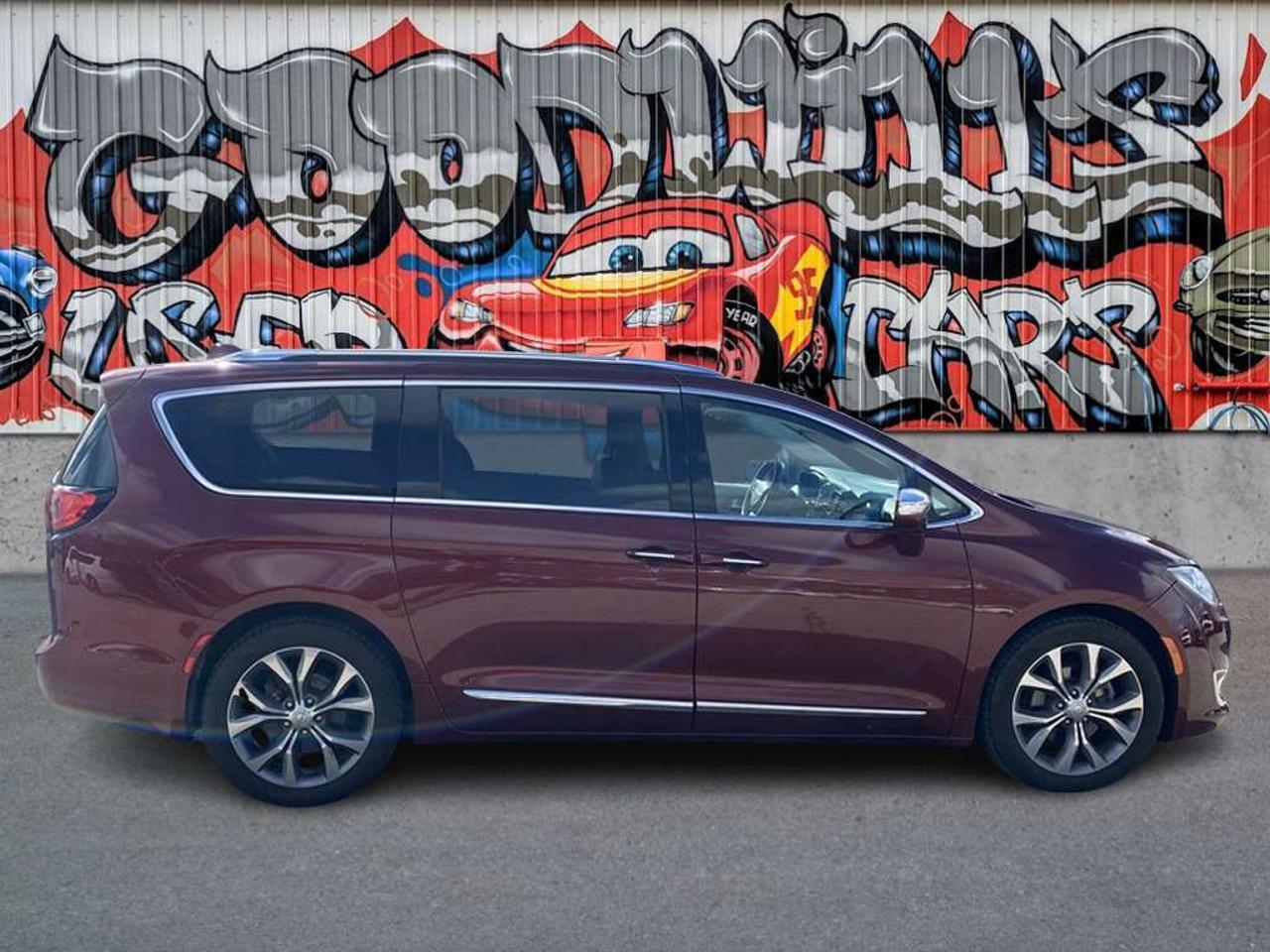 2020 Chrysler Pacifica 8 PASSENGER, LIMITED! POWER SLIDING DOORS!