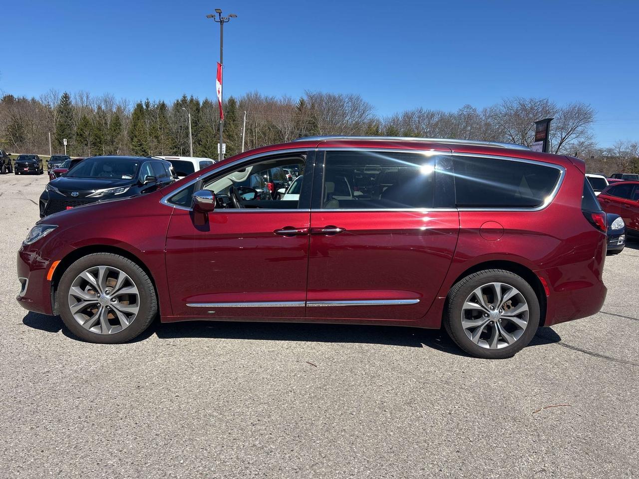 2020 Chrysler Pacifica 8 PASSENGER, LIMITED! POWER SLIDING DOORS! Photo