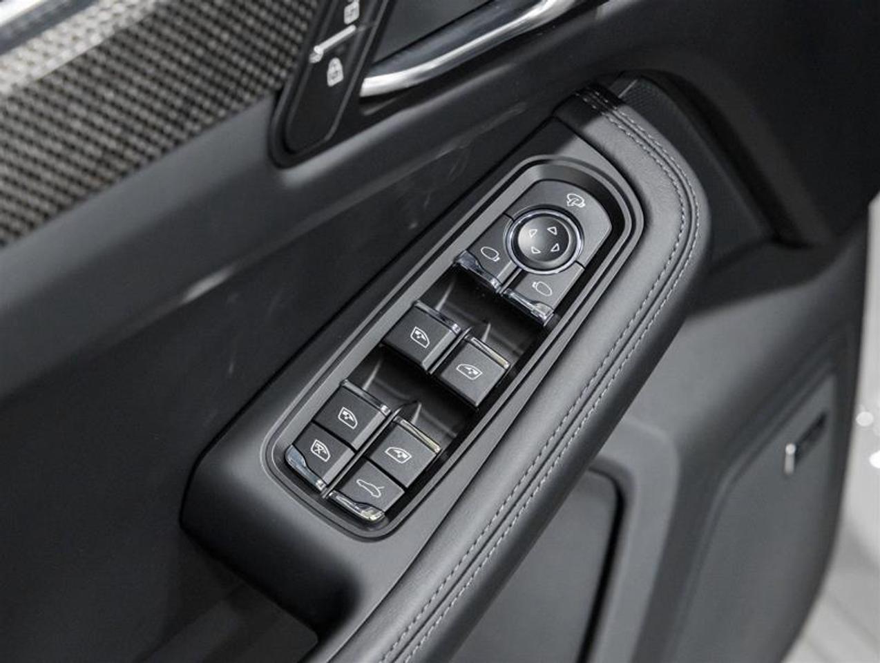 2026 Porsche Macan  Photo