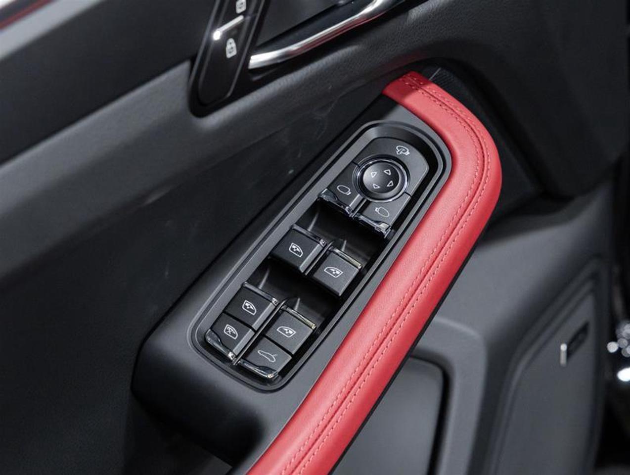 2026 Porsche Macan  Photo